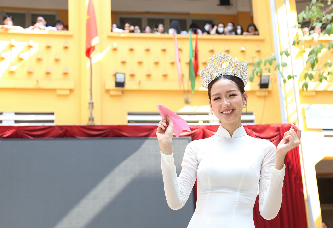 Hoa hậu Lê Nguyễn Bảo Ngọc rạng rỡ trong bộ áo dài nền nã tựa nữ sinh. Hoa hậu Lê Nguyễn Bảo Ngọc rạng rỡ trong bộ áo dài nền nã tựa nữ sinh.