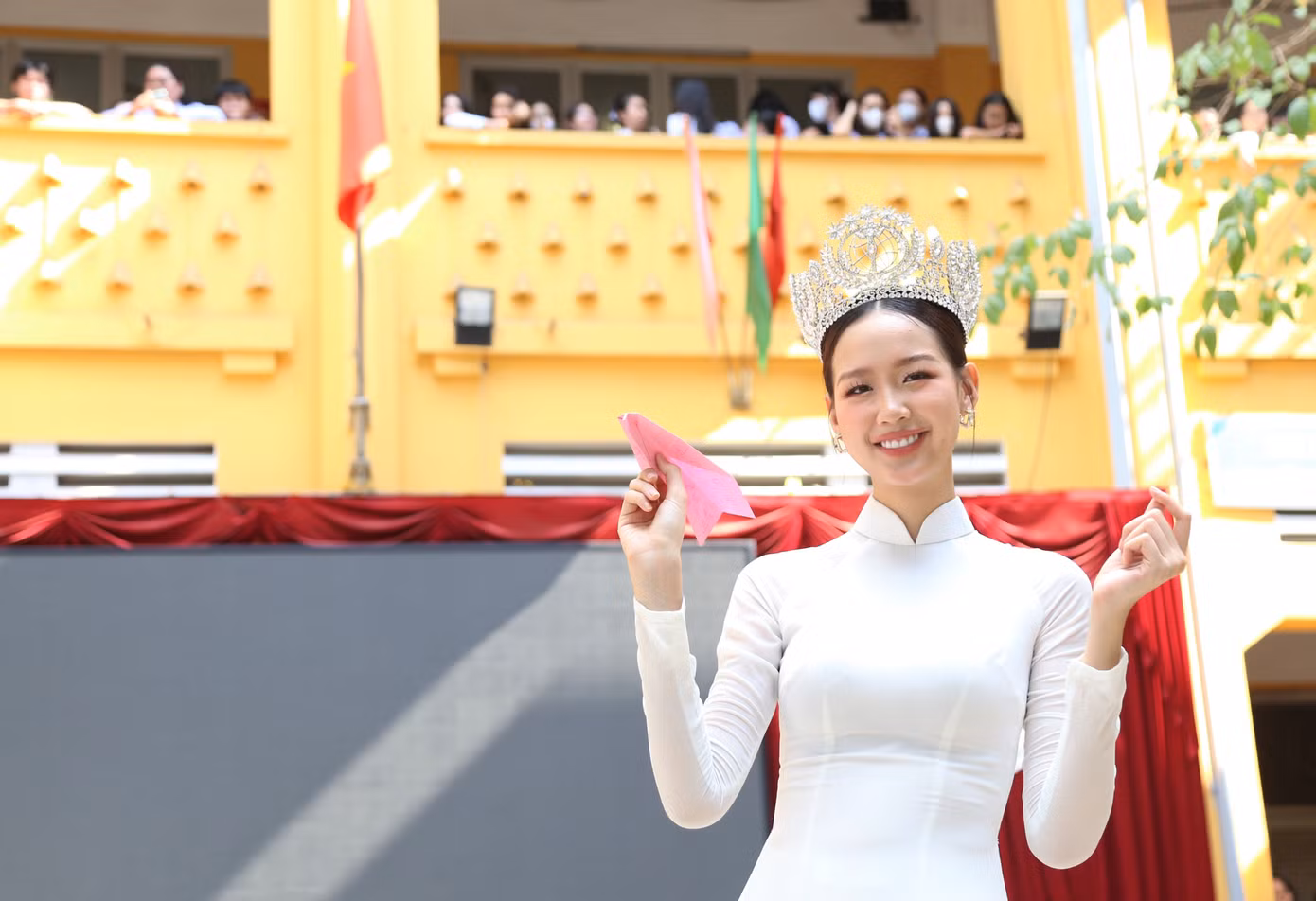 Hoa hậu Lê Nguyễn Bảo Ngọc rạng rỡ trong bộ áo dài nền nã tựa nữ sinh.