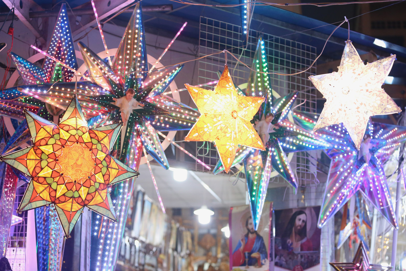 Năm nay, nơi đây cũng giới thiệu một số mẫu lồng đèn mới phục vụ nhu cầu mua sắm, thưởng lãm của người dân, du khách. Năm nay, nơi đây cũng giới thiệu một số mẫu lồng đèn mới phục vụ nhu cầu mua sắm, thưởng lãm của người dân, du khách.