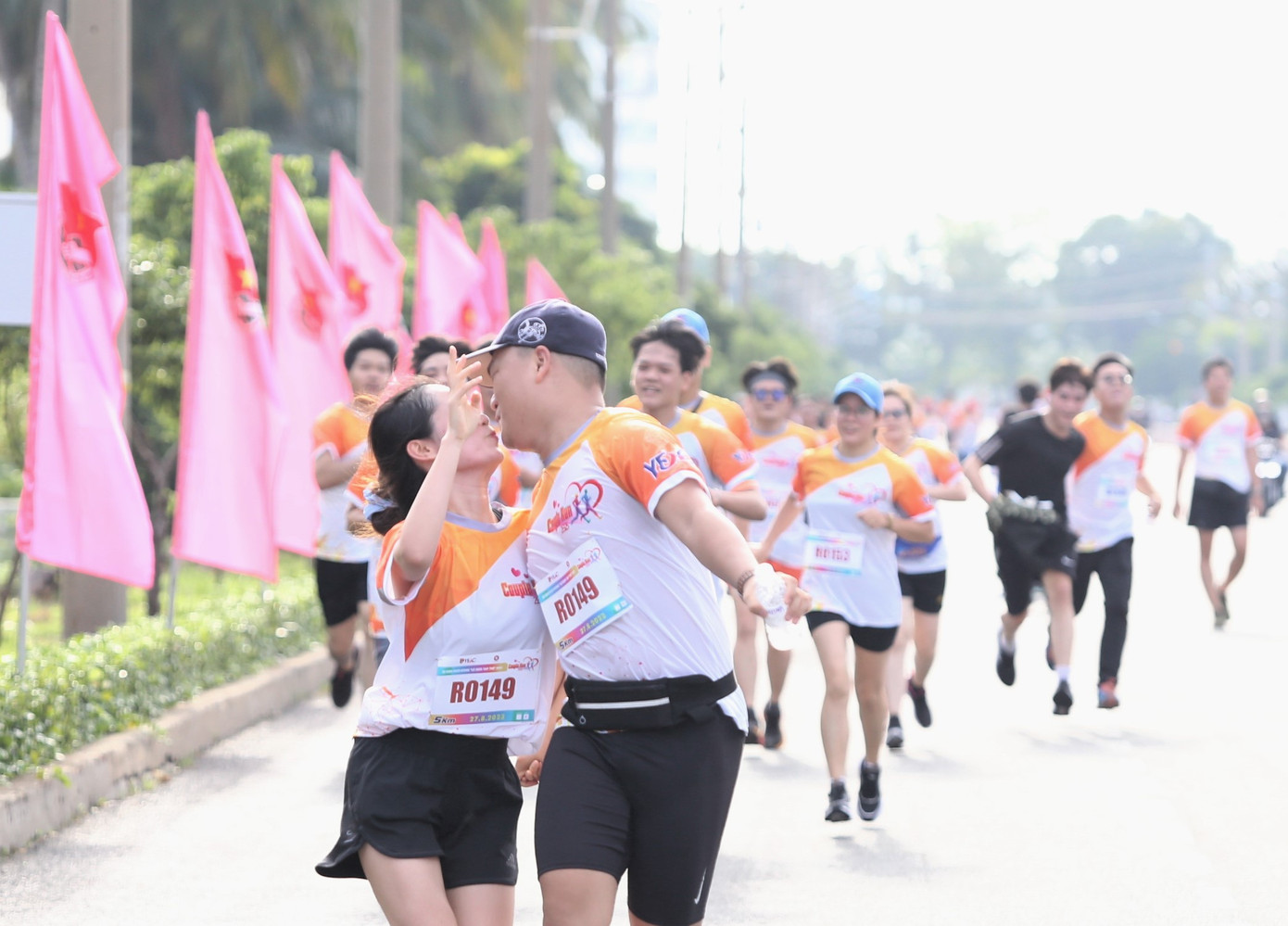 Đôi bạn trẻ trao nụ hôn yêu thương cho nhau trên đường chạy. Đôi bạn trẻ trao nụ hôn yêu thương cho nhau trên đường chạy.