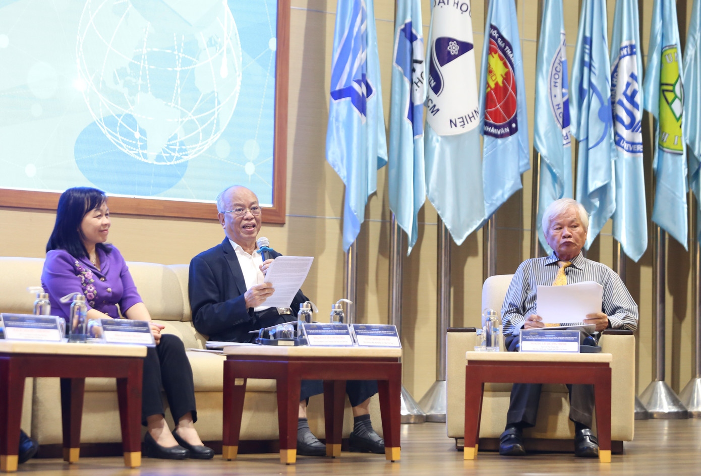 Lãnh đạo các cơ quan Trung ương và chuyên gia trao đổi tại hội thảo. Ảnh: Ngô Tùng