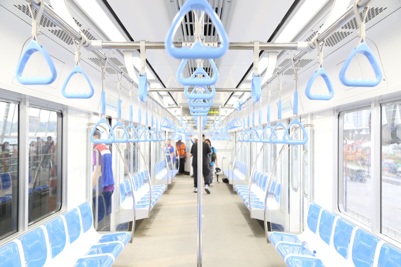 Các khoang hành khách được bố trí các ghế ngồi cùng vị trí tay nắm dành cho khách đứng. Các thiết bị được thiết kế với màu sắc trang nhã, hiện đại.