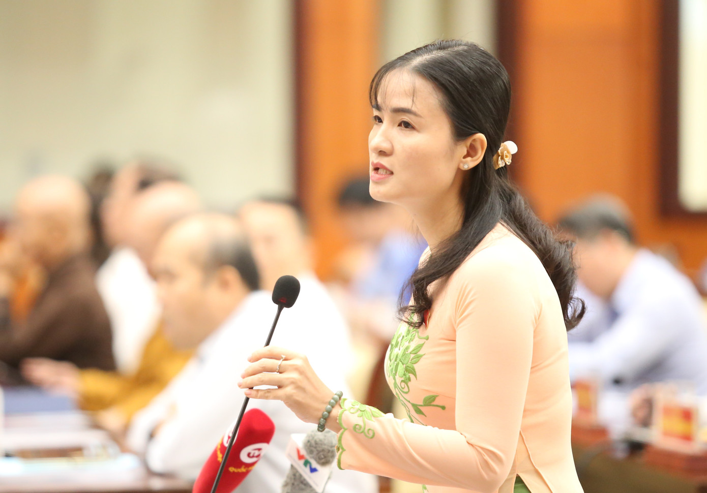 Đại biểu HĐND TPHCM chất vất tại hội trường. Ảnh: Ngô Tùng Đại biểu HĐND TPHCM chất vất tại hội trường. Ảnh: Ngô Tùng