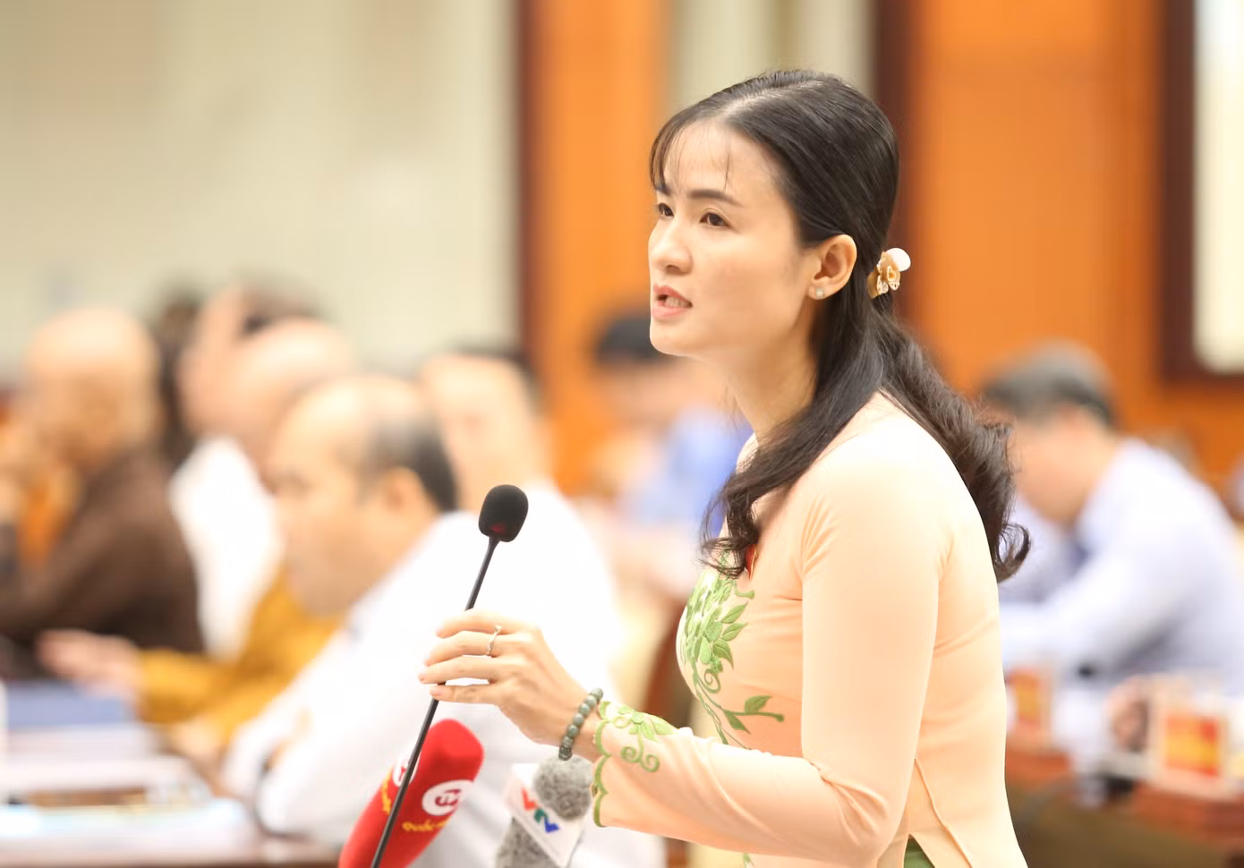 Đại biểu HĐND TPHCM chất vất tại hội trường. Ảnh: Ngô Tùng