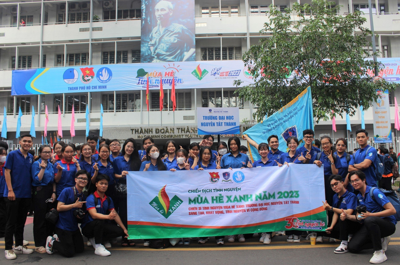 Bạn trẻ lưu niệm tại khu vực trước trụ sở Thành Đoàn TPHCM - điểm ra quân sáng nay. Ảnh: Văn Tiệp.