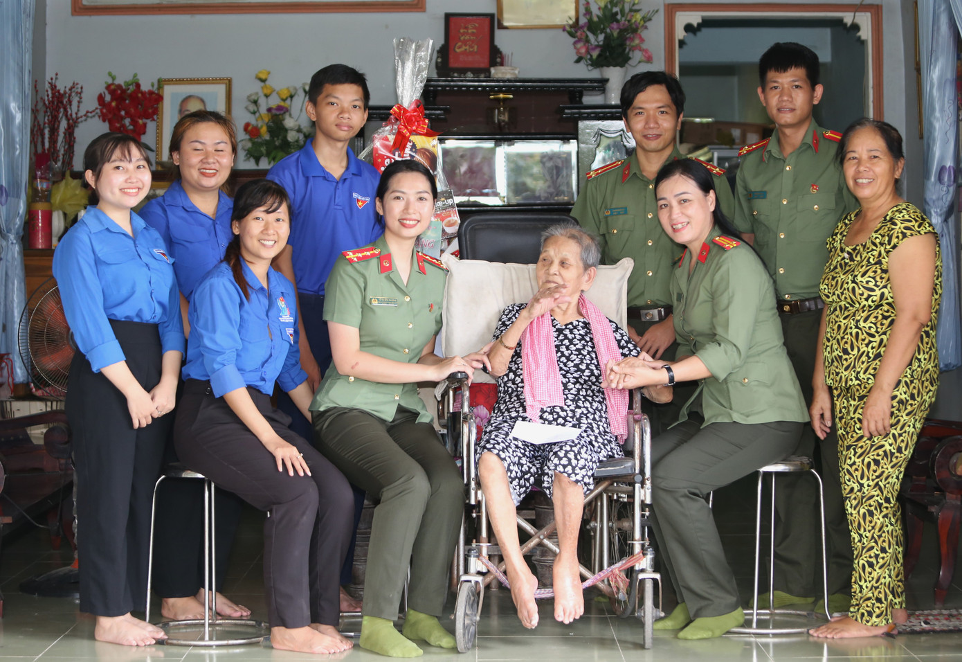 Cán bộ, chiến sĩ Công an TPHCM cùng các bạn đoàn viên thanh niên xã An Nhơn Tây thăm hỏi, trò chuyện với Mẹ Việt Nam Anh hùng Đặng Thị Lớt. Cán bộ, chiến sĩ Công an TPHCM cùng các bạn đoàn viên thanh niên xã An Nhơn Tây thăm hỏi, trò chuyện với Mẹ Việt Nam Anh hùng Đặng Thị Lớt.