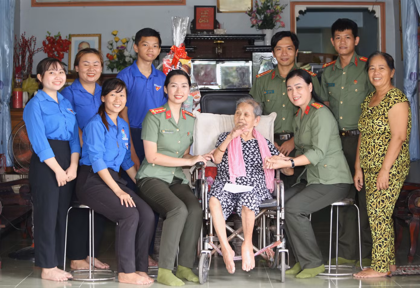 Cán bộ, chiến sĩ Công an TPHCM cùng các bạn đoàn viên thanh niên xã An Nhơn Tây thăm hỏi, trò chuyện với Mẹ Việt Nam Anh hùng Đặng Thị Lớt.