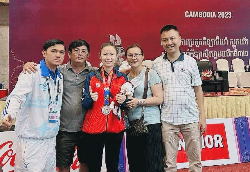 Tay cơ gốc Đà Nẵng cùng bố mẹ chụp ảnh kỷ niệm tại kỳ SEA Games đầu tiên. Ảnh: NVCC