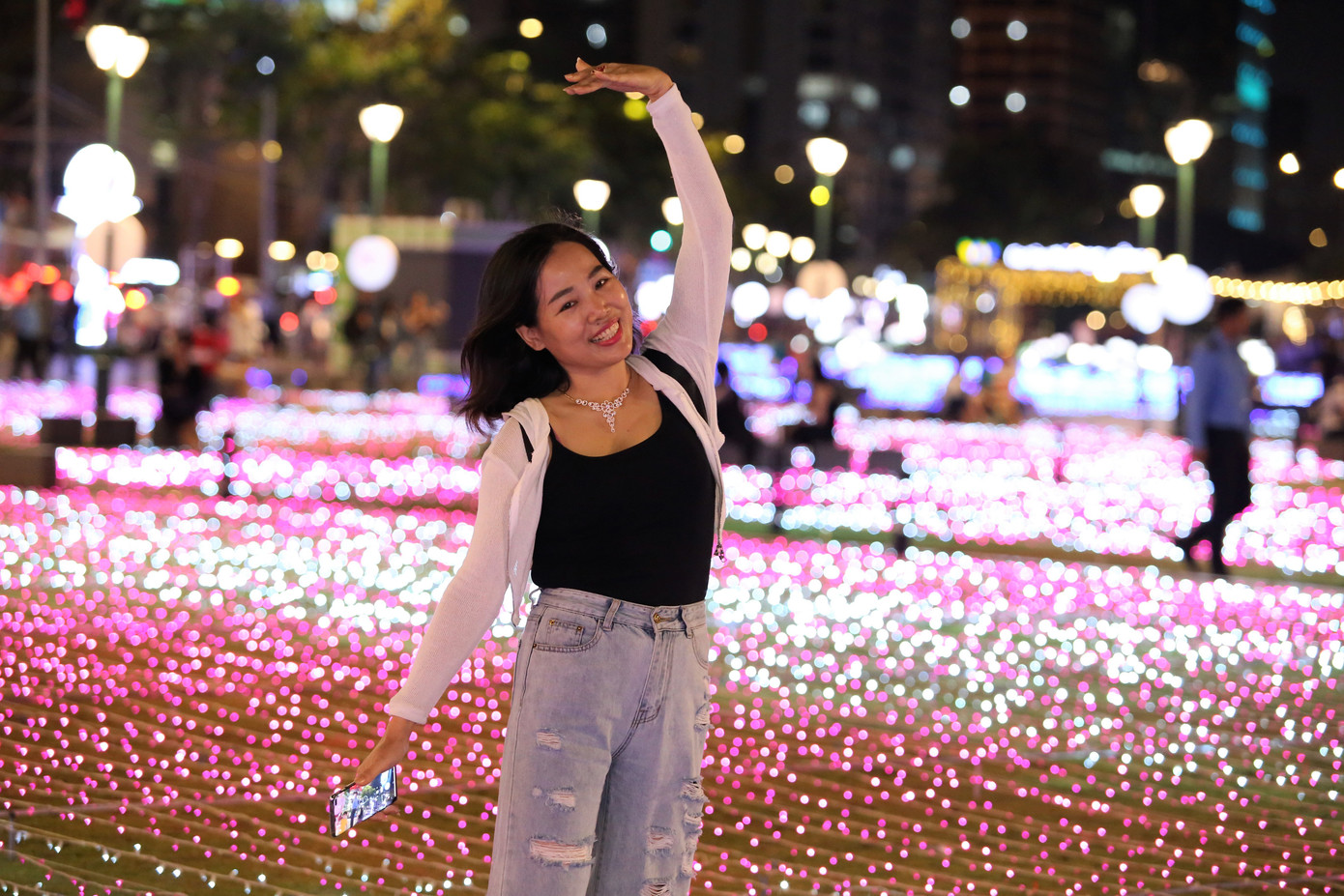 Nữ giáo viên thư thả trong không gian lung linh, ảo diệu được tạo nên từ hàng trăm nghìn bóng đèn LED.