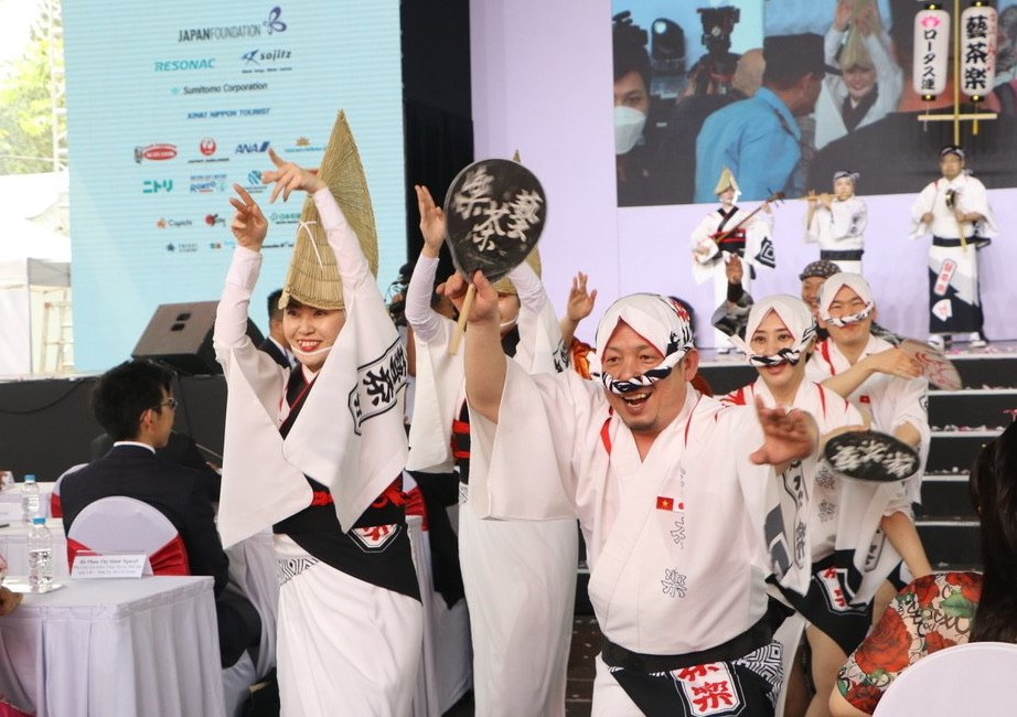 Các đoàn nghệ thuật Nhật Bản biểu diễn các tiết mục ca múa truyền thống của mình tại lễ khai mạc.