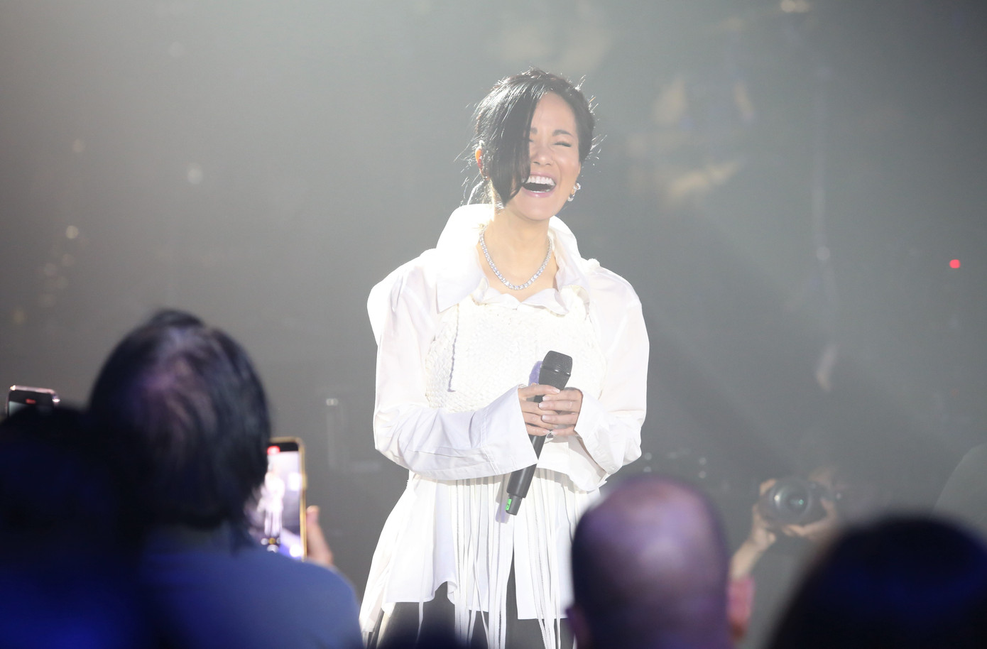 Hồng Nhung là nghệ sĩ biểu diễn cuối cùng của đêm nhạc. Mở đầu phần trình diễn, nữ ca sĩ mang đến tràng cười sảng khoái khi có phần giao lưu thoải mái sau khi bất cẩn "ngã vào khán giả của mình".