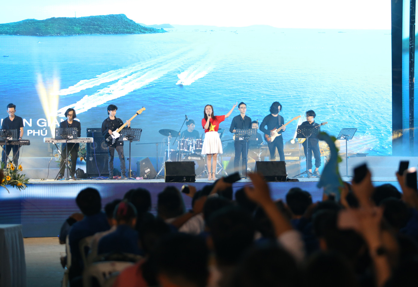 Các ban nhạc thành danh, nhóm nhạc, câu lạc bộ nghệ thuật các trường đại học cũng mang đến những màn biểu diễn sống động, đầy sắc màu tại lễ hội.