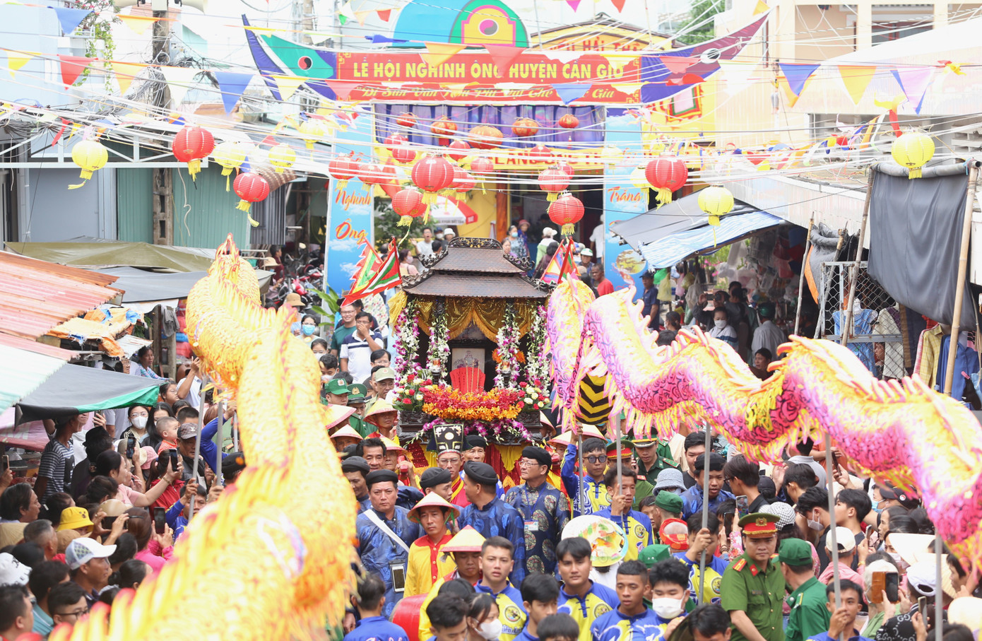 Diễn ra trong ba ngày 28-30/9 tại huyện đảo Cần Giờ, Lễ hội Nghinh Ông - Cần Giờ được tổ chức với các nghi thức lễ hội dân gian và các hoạt động vui chơi, là dịp để ngư dân và gia đình bày tỏ lòng biết ơn đối với Thần Nam Hải (Cá Ông), cầu mong quốc thái dân an, mùa màng bội thu. Đây cũng là dịp tưởng nhớ các bậc tiền nhân đã có công khai hoang, mở cõi ở vùng đất Cần Giờ.