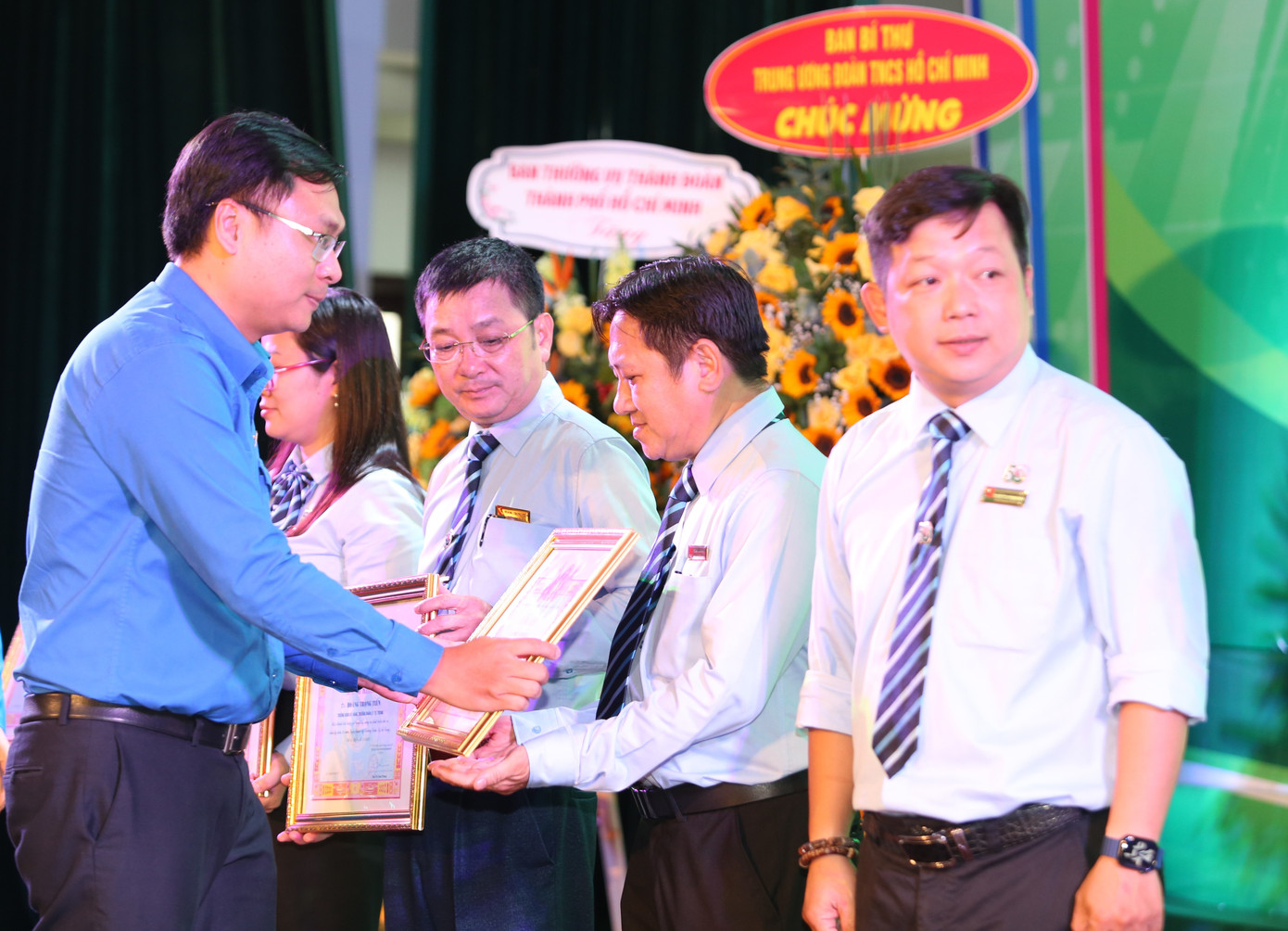 Lãnh đạo Thành Đoàn TPHCM ghi nhận đóng góp của cán bộ, người lao động Trường Đoàn.