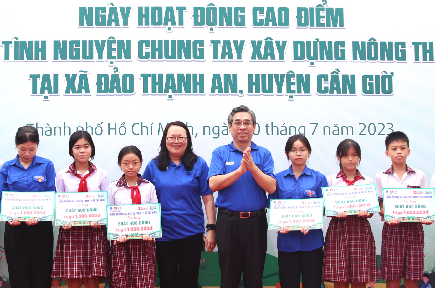 Tại xã đảo Thạnh An, lãnh đạo TPHCM, huyện Cần Giờ cùng lãnh đạo cấp uỷ, ban giám hiệu các trường có sinh viên tham gia chiến dịch Mùa hè xanh, các cơ sở Đoàn cùng các đơn vị đồng hành đã trao tặng 30 suất học bổng (1 triệu đồng/suất) cho các thiếu nhi vượt khó học giỏi; trao tặng sân chơi thiếu nhi trị giá 630 triệu đồng ở ấp Thạnh Bình; trao tặng công trình thắp sáng đường quê tại ấp đảo Thiềng Liềng trị giá 50 triệu đồng... Trong ảnh: Uỷ viên Ban Thường vụ Thành uỷ, Trưởng ban Tổ chức Thành uỷ TPHCM Nguyễn Phước Lộc (thứ 4 từ phải qua) trao học bổng cho các bạn nhỏ trên xã đảo Thạnh An.