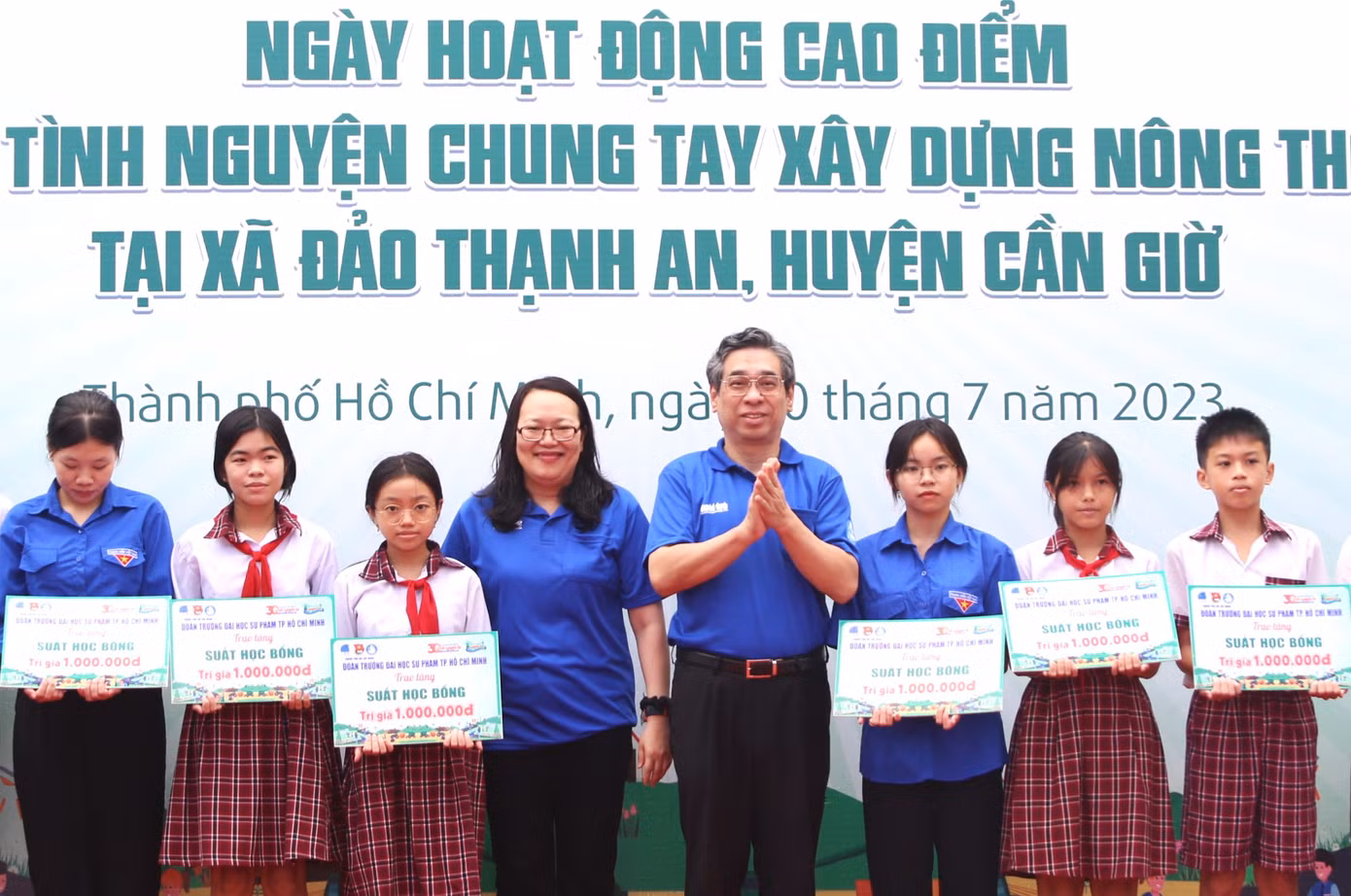Tại xã đảo Thạnh An, lãnh đạo TPHCM, huyện Cần Giờ cùng lãnh đạo cấp uỷ, ban giám hiệu các trường có sinh viên tham gia chiến dịch Mùa hè xanh, các cơ sở Đoàn cùng các đơn vị đồng hành đã trao tặng 30 suất học bổng (1 triệu đồng/suất) cho các thiếu nhi vượt khó học giỏi; trao tặng sân chơi thiếu nhi trị giá 630 triệu đồng ở ấp Thạnh Bình; trao tặng công trình thắp sáng đường quê tại ấp đảo Thiềng Liềng trị giá 50 triệu đồng... Trong ảnh: Uỷ viên Ban Thường vụ Thành uỷ, Trưởng ban Tổ chức Thành uỷ TPHCM Nguyễn Phước Lộc (thứ 4 từ phải qua) trao học bổng cho các bạn nhỏ trên xã đảo Thạnh An. Tại xã đảo Thạnh An, lãnh đạo TPHCM, huyện Cần Giờ cùng lãnh đạo cấp uỷ, ban giám hiệu các trường có sinh viên tham gia chiến dịch Mùa hè xanh, các cơ sở Đoàn cùng các đơn vị đồng hành đã trao tặng 30 suất học bổng (1 triệu đồng/suất) cho các thiếu nhi vượt khó học giỏi; trao tặng sân chơi thiếu nhi trị giá 630 triệu đồng ở ấp Thạnh Bình; trao tặng công trình thắp sáng đường quê tại ấp đảo Thiềng Liềng trị giá 50 triệu đồng... Trong ảnh: Uỷ viên Ban Thường vụ Thành uỷ, Trưởng ban Tổ chức Thành uỷ TPHCM Nguyễn Phước Lộc (thứ 4 từ phải qua) trao học bổng cho các bạn nhỏ trên xã đảo Thạnh An.