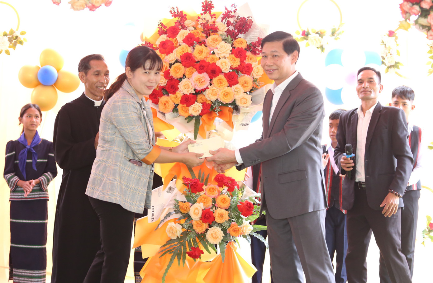 Phó trưởng Ban Dân vận T.Ư Đỗ Văn Phới trao phần quà của lãnh đạo Ban Dân vận T.Ư đến đại diện địa phương để chăm lo tốt hơn đời sống bà con nhân dân. Ảnh: Ngô Tùng