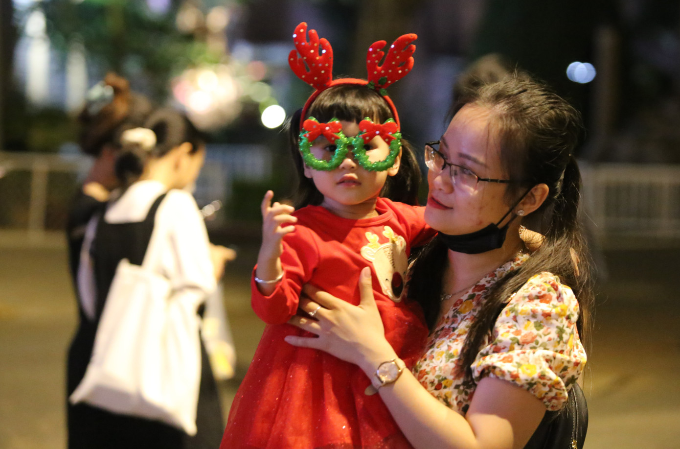 Phụ huynh hóa trang cho con em bằng những vật dụng hợp thời trang. Phụ huynh hóa trang cho con em bằng những vật dụng hợp thời trang.