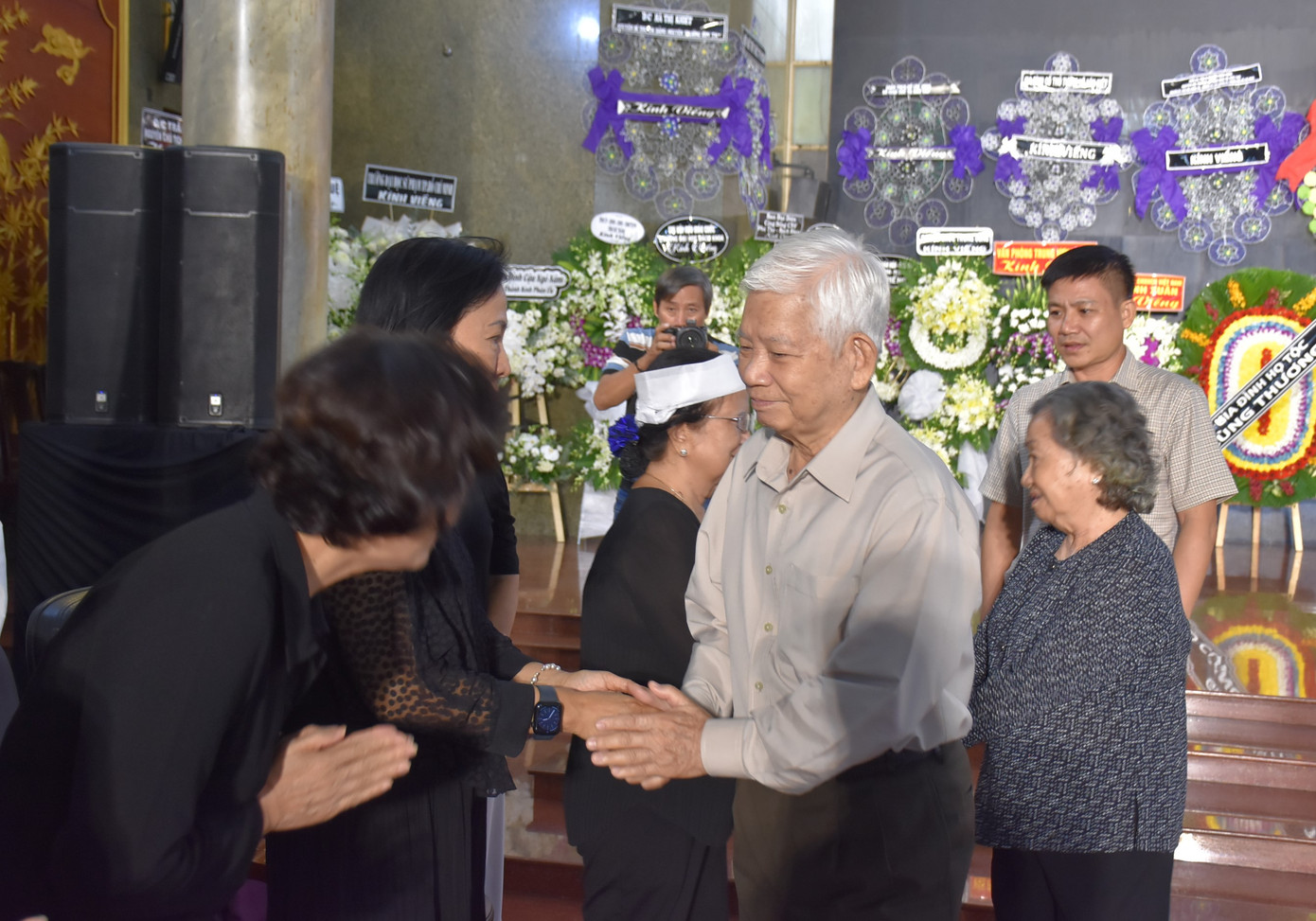 Nguyên Chủ tịch nước Nguyễn Minh Triết chia buồn cùng gia đình GS Trần Hồng Quân. Nguyên Chủ tịch nước Nguyễn Minh Triết chia buồn cùng gia đình GS Trần Hồng Quân.