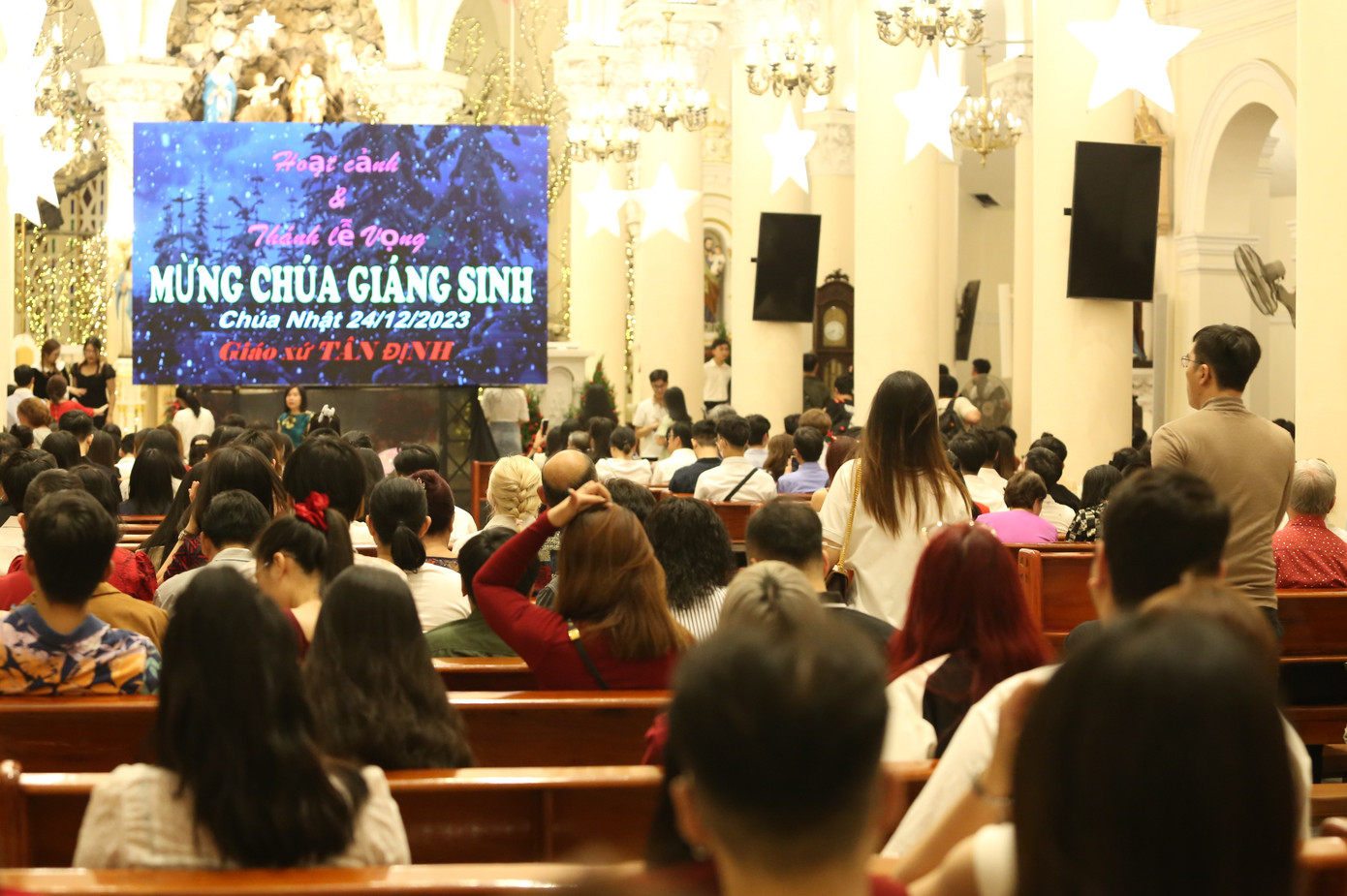 Tối 24/12, ghi nhận tại Nhà thờ Tân Định (quận 3), hàng nghìn người đã đến đây hành lễ, đón Noel.
