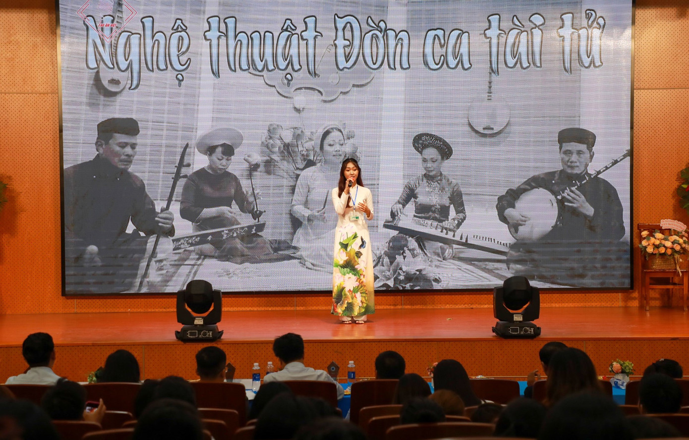 Thí sinh Hoàng Vy (Trường Đại học Văn hoá TPHCM) trong phần thi thuyết minh. Thí sinh Hoàng Vy (Trường Đại học Văn hoá TPHCM) trong phần thi thuyết minh.