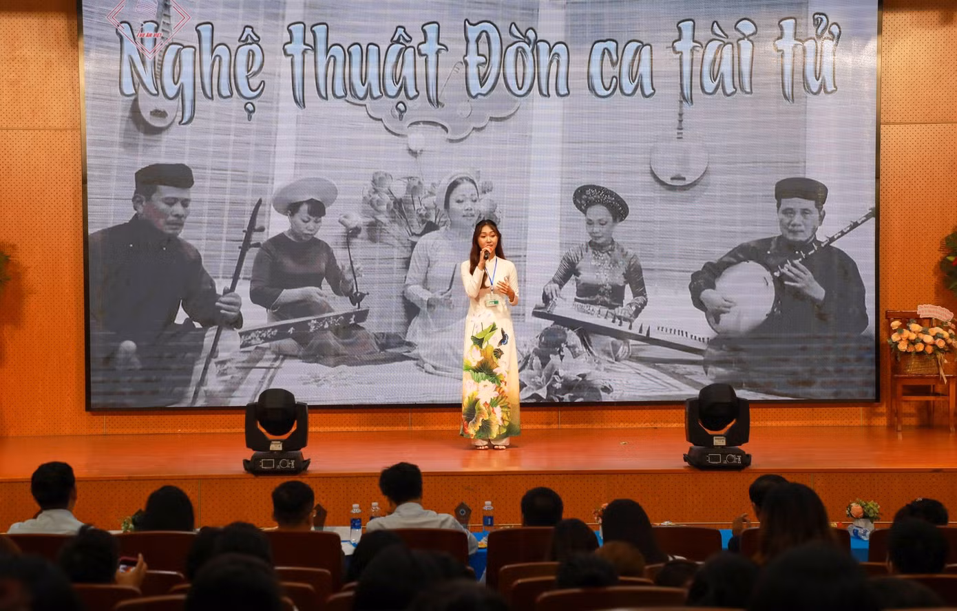 Thí sinh Hoàng Vy (Trường Đại học Văn hoá TPHCM) trong phần thi thuyết minh.