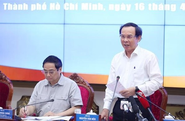 Bí thư Thành ủy TPHCM Nguyễn Văn Nên trao đổi với Thủ tướng và đoàn công tác Chính phủ. (Ảnh: TTXVN)