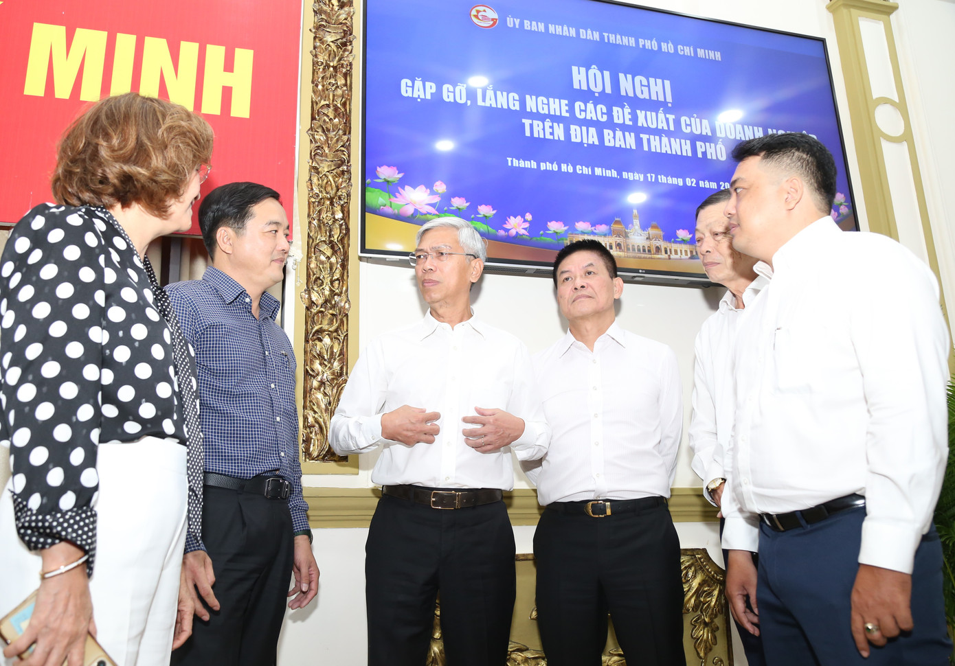 Lãnh đạo TPHCM và đại diện các doanh nghiệp gặp gỡ, trao đổi bên lề hội nghị (ảnh: Ngô Tùng).