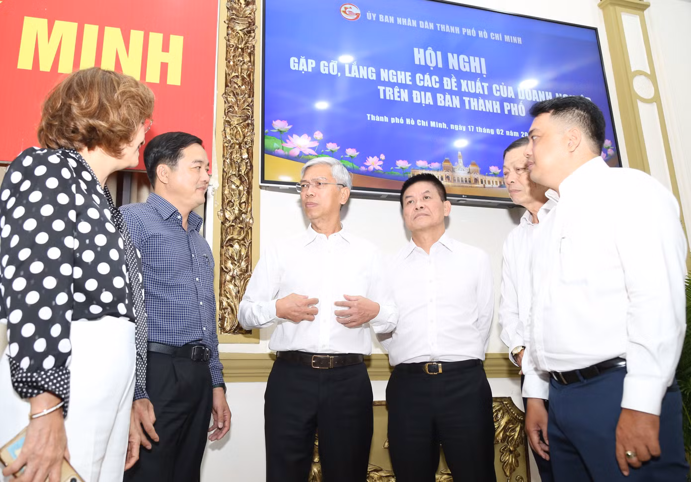 Lãnh đạo TPHCM và đại diện các doanh nghiệp gặp gỡ, trao đổi bên lề hội nghị (ảnh: Ngô Tùng).