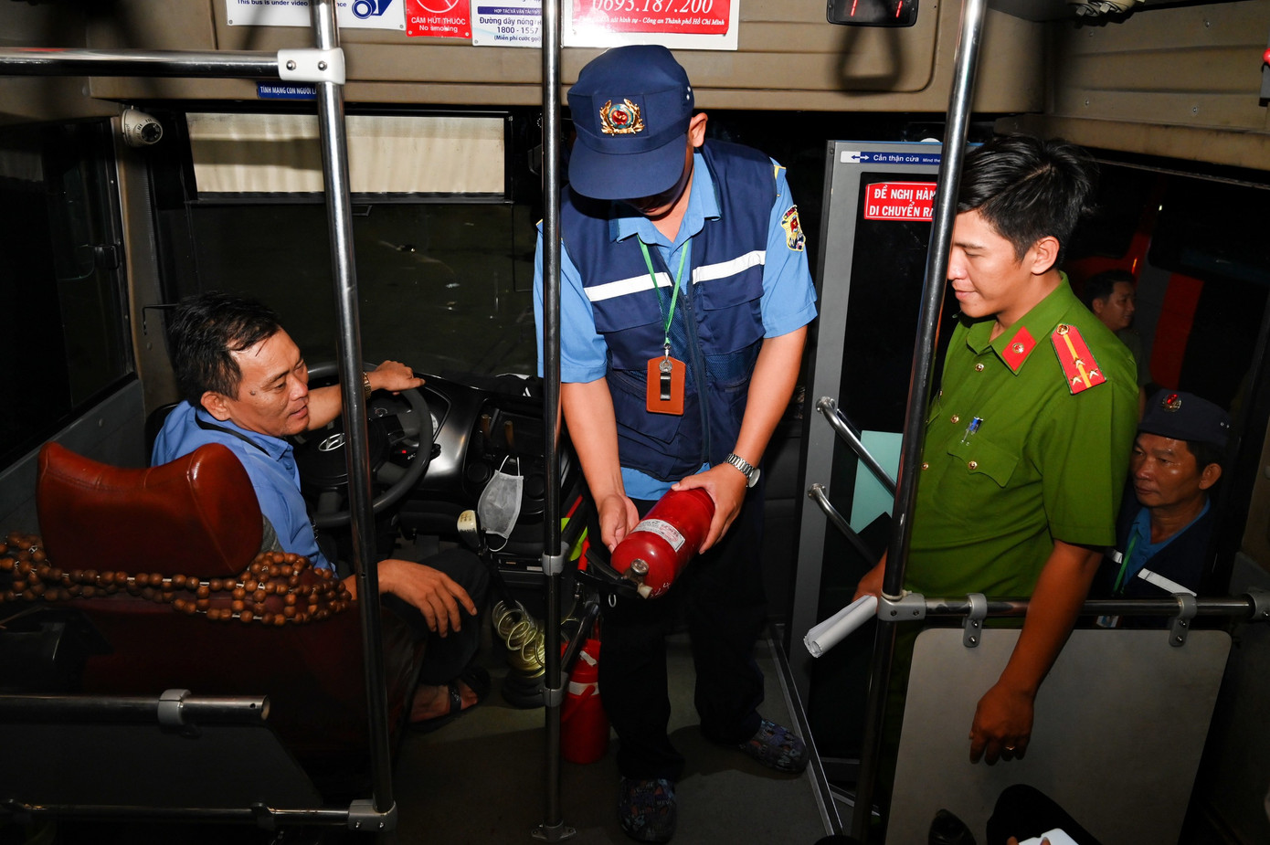 Lực lượng công an phối hợp các đội hình phản ứng nhanh tại các bến xe kiểm tra phương tiện PCCC, cứu nạn cứu hộ trên xe khách. Ảnh: Diễm Quỳnh