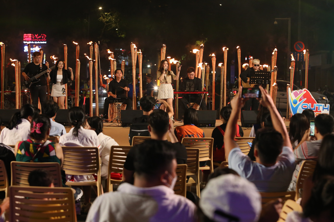 Bữa tiệc nhạc trẻ sôi động tại sân khấu "dã chiến" ngay trên đường Phạm Ngọc Thạch.