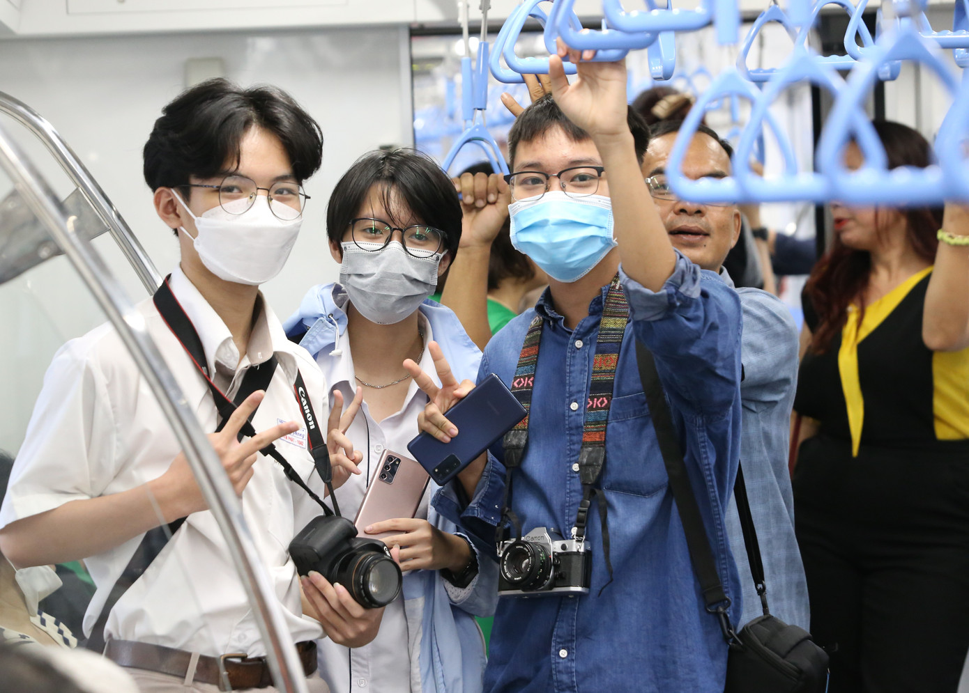 Được mời tham gia trải nghiệm đoàn tàu, Vũ Lê Tiến Phát (bên trái, Trường THPT Chuyên Lê Hồng Phong) cùng hai anh chị lớp trên có những phút giây hào hứng trên chuyến tàu metro. Nam sinh cho biết, từ 3 năm trước cậu đã thấy các hoạt động xây dựng tuyến đường sắt này và luôn mong nó sớm hoàn thành để người dân có thể trải nghiệm. "Dù là chạy thử, bản thân em thấy thời gian chạy qua các nhà ga như vậy cũng khá nhanh, đủ tiện lợi để người dân di chuyển giữa trạm Bến Thành - Suối Tiên", Tiến Phát chia sẻ về trải nghiệm.