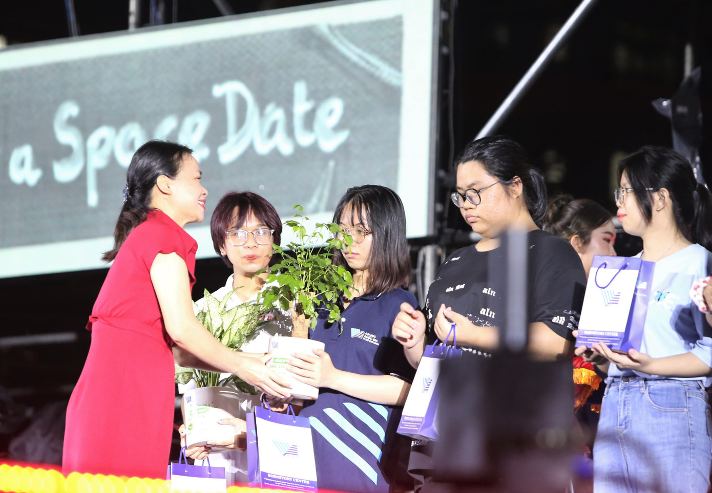 Cũng trong đêm nhạc, Ban Quản lý Ký túc xá ĐHQG TPHCM cùng các đơn vị đã trao quà khen thưởng các sinh viên có nhiều hoạt động tích cực trong phong trào xây dựng không gian xanh thời gian qua.