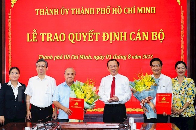 Lãnh đạo Thành uỷ TPHCM cùng lãnh đạo các Ban đảng tặng hoa chúc mừng hai cán bộ thành phố. Ảnh: Ngô Tùng Lãnh đạo Thành uỷ TPHCM cùng lãnh đạo các Ban đảng tặng hoa chúc mừng hai cán bộ thành phố. Ảnh: Ngô Tùng