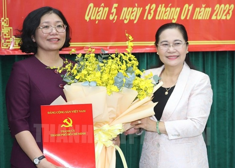 Chủ tịch HĐND TPHCM Nguyễn Thị Lệ (phải) trao quyết định cho bà Huỳnh Ngọc Nữ Phương Hồng. Ảnh: Hcmcpv.org.vn Chủ tịch HĐND TPHCM Nguyễn Thị Lệ (phải) trao quyết định cho bà Huỳnh Ngọc Nữ Phương Hồng. Ảnh: Hcmcpv.org.vn