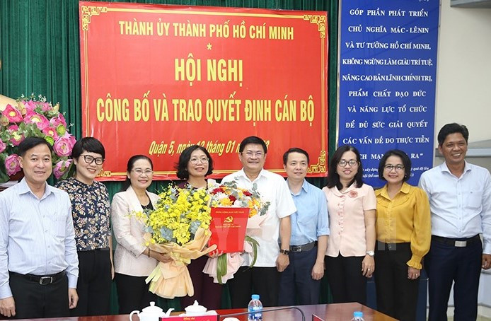 Lãnh đạo TPHCM và quận 5 tặng hoa chúc mừng tân Bí thư Quận ủy quận 5. Ảnh: Hcmcpv.org.vn Lãnh đạo TPHCM và quận 5 tặng hoa chúc mừng tân Bí thư Quận ủy quận 5. Ảnh: Hcmcpv.org.vn
