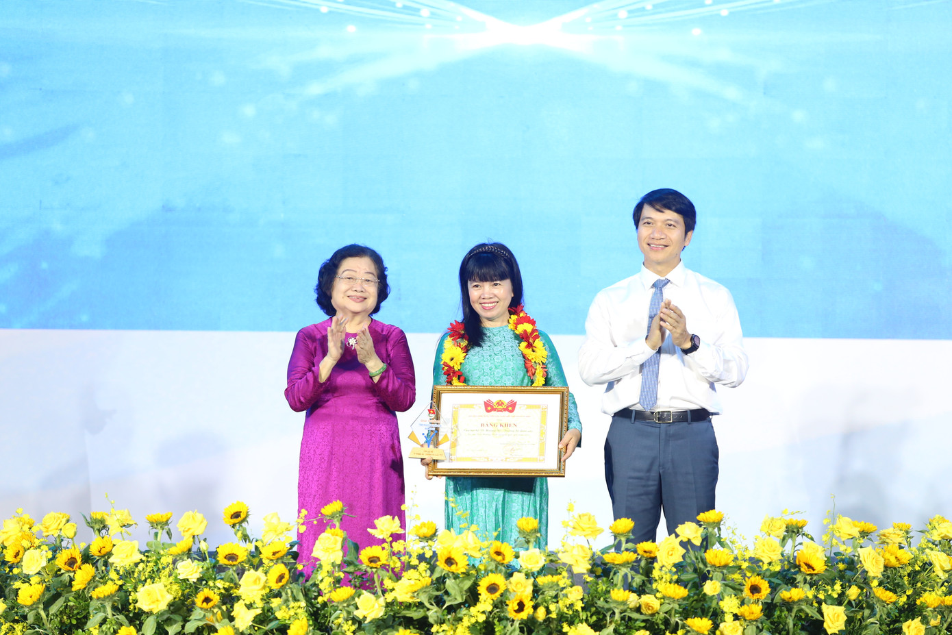 Nguyên Phó Chủ tịch nước Trương Mỹ Hoa và Bí thư Thường trực T.Ư Đoàn Nguyễn Ngọc Lương trao thưởng cho CLB Vì Hoàng Sa, Trường Sa thân yêu. Ảnh: Ngô Tùng