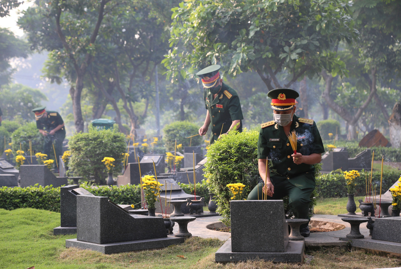 Cán bộ, chiến sĩ lực lượng vũ trang thắp hương tưởng nhớ, tri ân các anh hùng liệt sĩ. Cán bộ, chiến sĩ lực lượng vũ trang thắp hương tưởng nhớ, tri ân các anh hùng liệt sĩ.