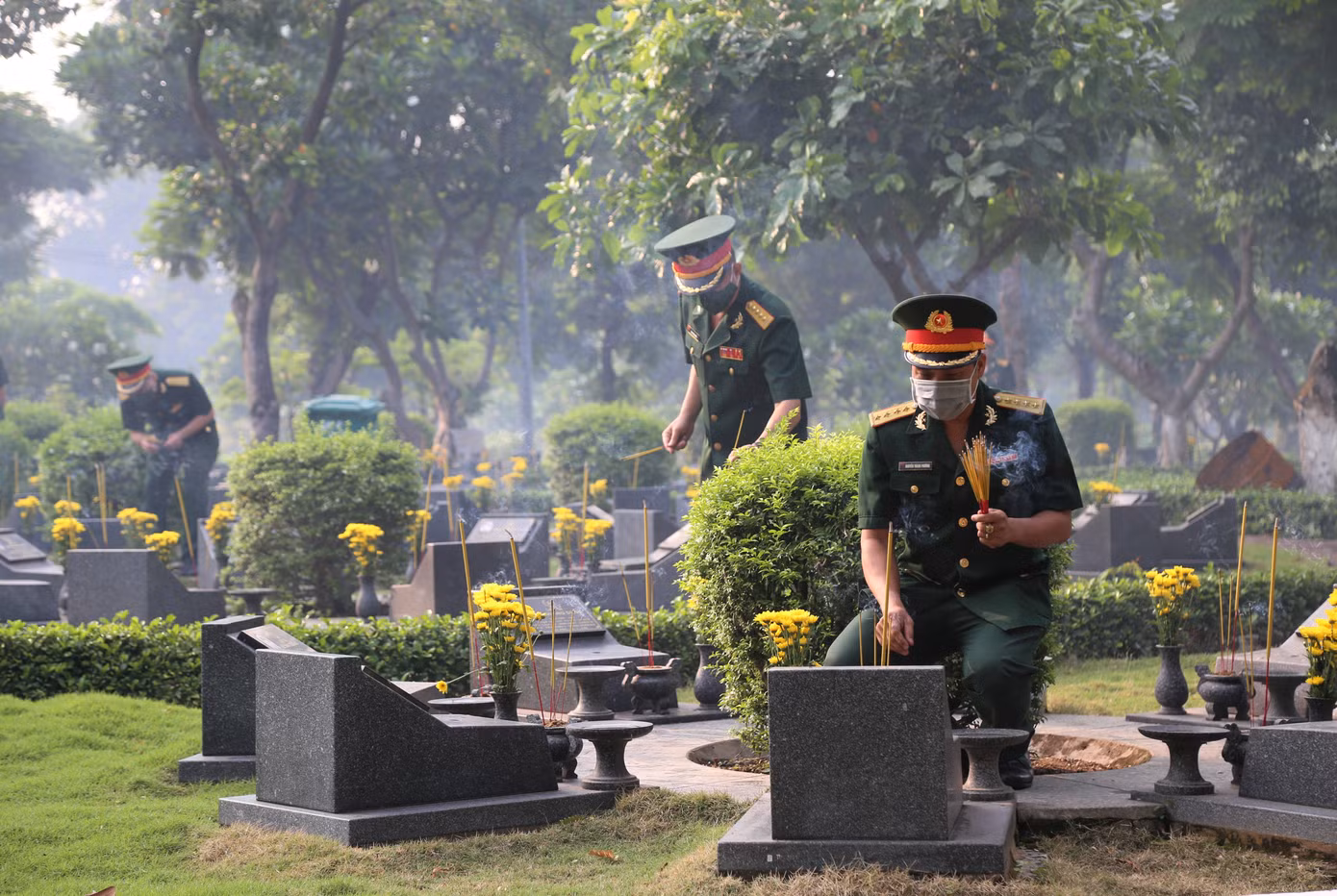 Cán bộ, chiến sĩ lực lượng vũ trang thắp hương tưởng nhớ, tri ân các anh hùng liệt sĩ.