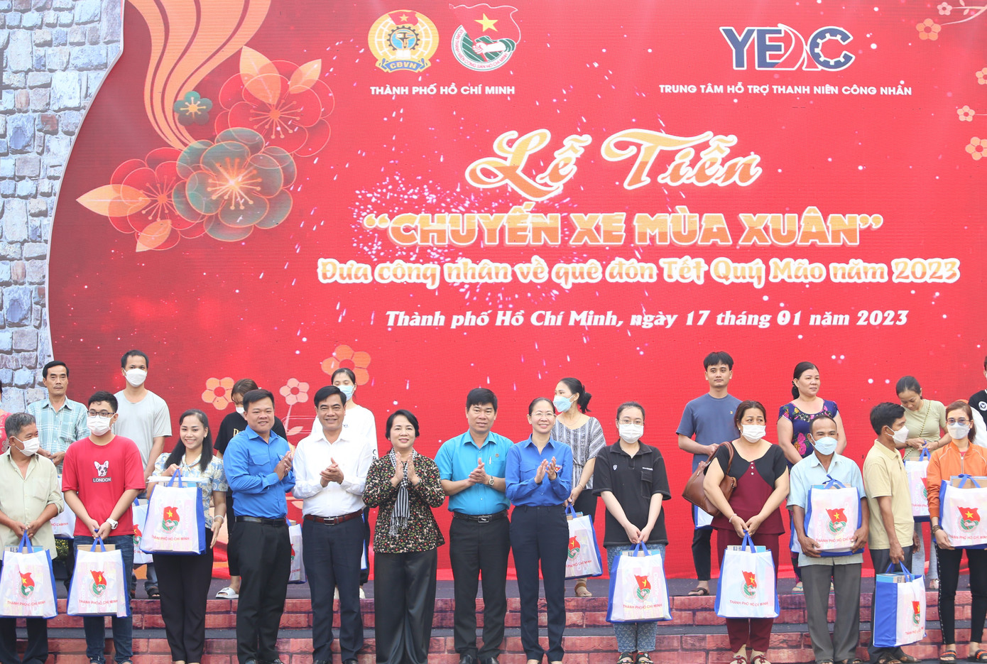 Các đơn vị phối hợp tặng vé xe, quà Tết cho người lao động, thanh niên công nhân dịp Tết Nguyên đán Quý Mão (Ảnh: Ngô Tùng).