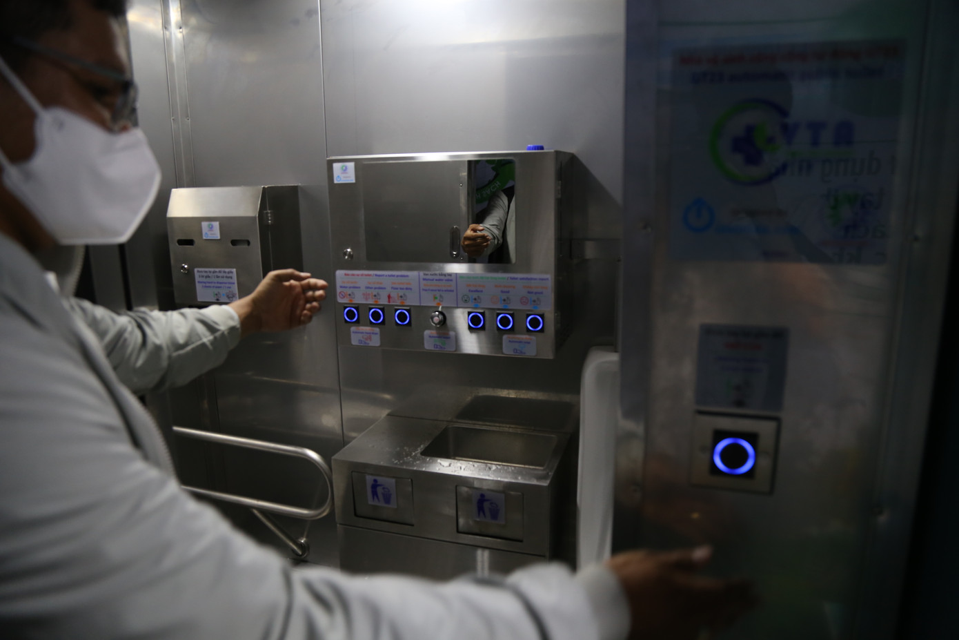 Hệ thống các thao tác điều khiển đều sử dụng cảm biến không chạm giúp người sử dụng tránh bị lây nhiễm chéo và đảm bảo độ an toàn cao.