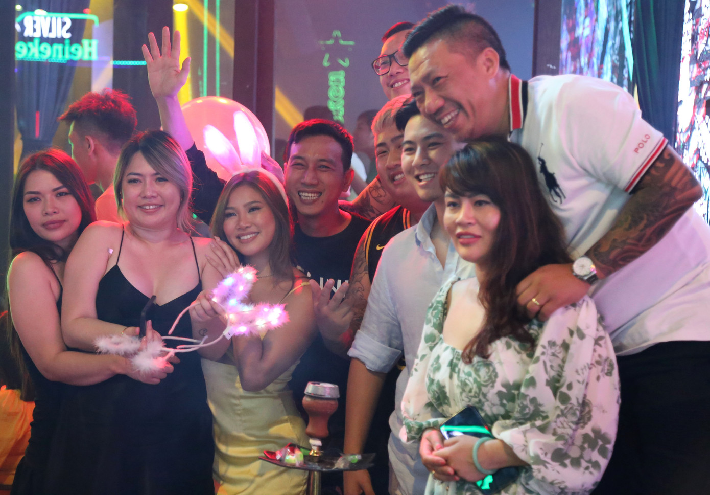 Nhóm du khách hân hoan check-in trong phút giao thừa.