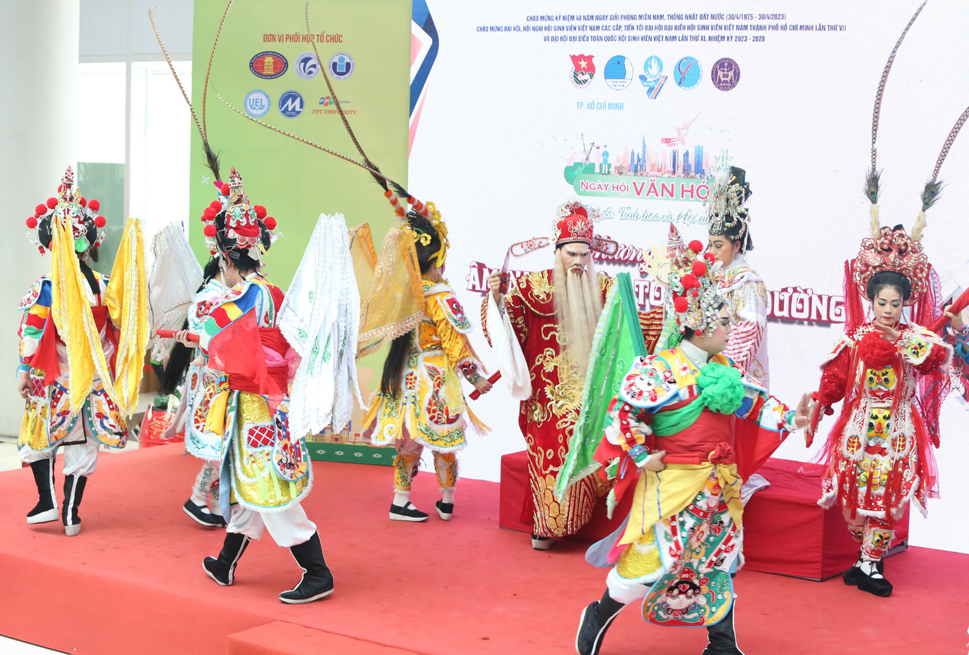 Các nghệ nhân giới thiệu, trình diễn nghệ thuật hát bội.