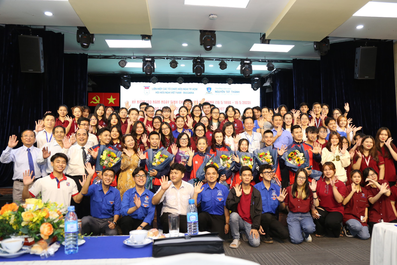 Ban huấn luyện và thành viên đội tuyển cùng các bạn sinh viên tại buổi giao lưu.