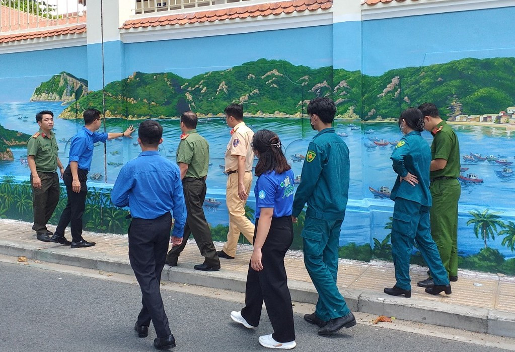 Cùng ngày, Đoàn Công an TPHCM cùng đơn vị đồng hành khánh thành công trình tranh bích họa tại tuyến đường Nguyễn Hữu Cảnh, (phường Bến Nghé, quận 1). Bức tường này trước đây bị các đối tượng dán quảng cáo, vẽ bậy chằng chịt. Sau khi xử lý, làm sạch, nhà trường cho sơn mới lại, Đoàn Thanh niên Công an thành phố, Đoàn trường Đại học Sài Gòn và đơn vị đồng hành tiến hành trang trí, vẽ các tranh phong cảnh nhằm làm đẹp mỹ quan đô thị.