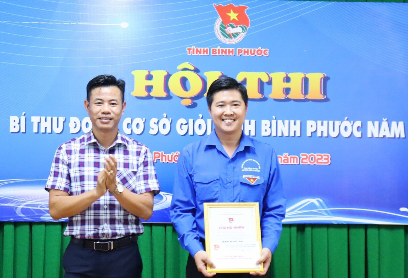 Lãnh đạo các cơ quan tỉnh Bình Phước trao thưởng cho các thí sinh đạt giải cao hội thi.