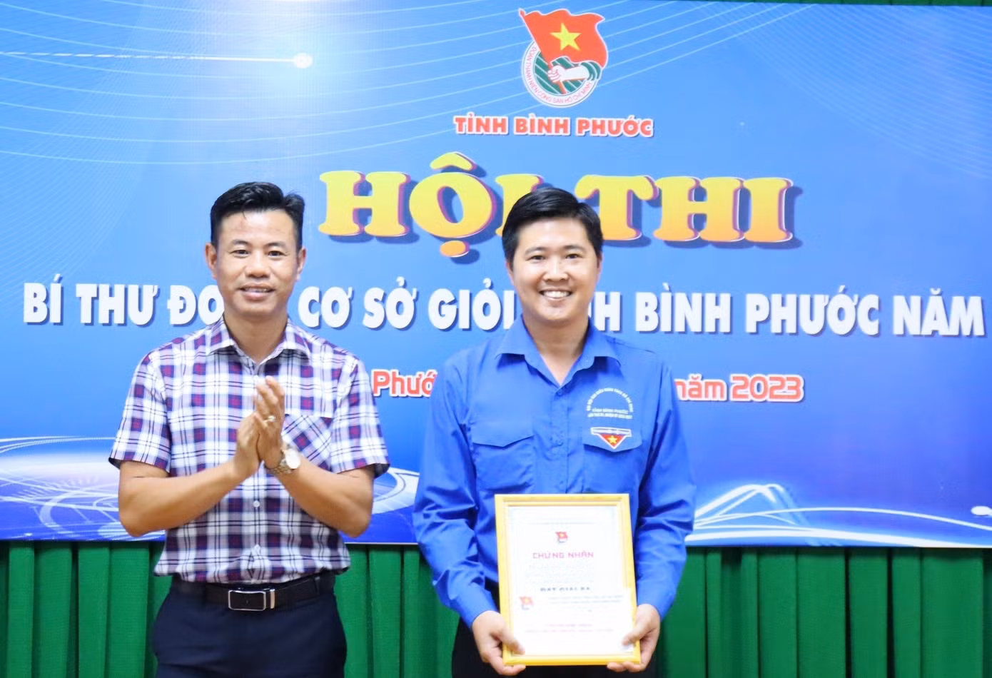 Lãnh đạo các cơ quan tỉnh Bình Phước trao thưởng cho các thí sinh đạt giải cao hội thi. Lãnh đạo các cơ quan tỉnh Bình Phước trao thưởng cho các thí sinh đạt giải cao hội thi.