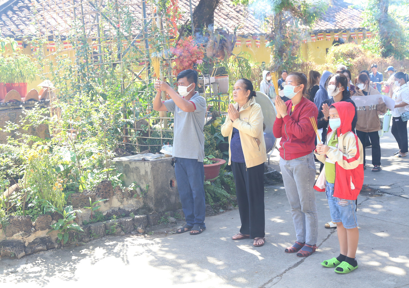 Trong dịp rằm tháng Giêng, đông đảo bà con đến đây cúng bái, lễ Phật cầu bình an, phước lành cho gia quyến, bạn bè.