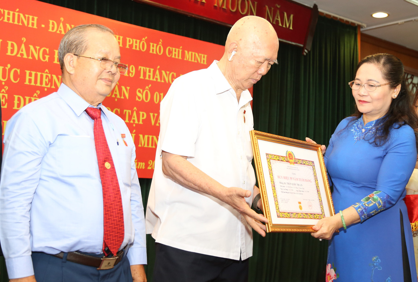 Chủ tịch HĐND TPHCM Nguyễn Thị Lệ trao Huy hiệu 55 năm tuổi Đảng cho đảng viên Trần Quốc Thuận. Ảnh: Ngô Tùng. Chủ tịch HĐND TPHCM Nguyễn Thị Lệ trao Huy hiệu 55 năm tuổi Đảng cho đảng viên Trần Quốc Thuận. Ảnh: Ngô Tùng.