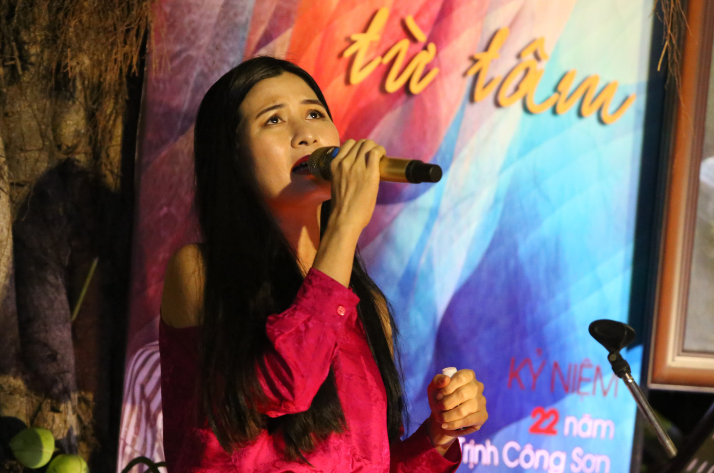 Những "Ru đời đi nhé", "Hoa vàng mấy độ", "Đêm thấy ta là thác đổ"... trong kho tàng âm nhạc đồ sộ của Trịnh đã lần lượt vang vọng trong đêm nhạc tưởng nhớ qua những giọng ca không chuyên nhưng thật dạt dào, thổn thức.